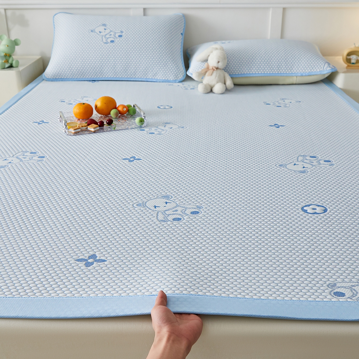 91家纺网 家纺一手货源 找家纺 家品罗兰 2026新款夏季A类冰豆豆凉席冰丝凉席家用双人冰丝席床单可机洗水洗单人学生宿舍夏天空调软席三件套大床 抱抱熊-蓝