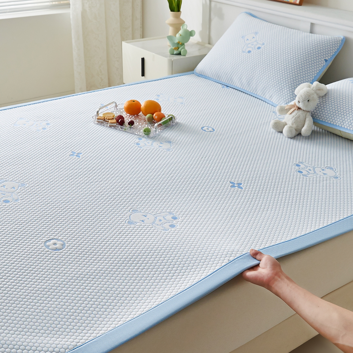 91家纺网 家纺一手货源 找家纺 家品罗兰 2026新款夏季A类冰豆豆凉席冰丝凉席家用双人冰丝席床单可机洗水洗单人学生宿舍夏天空调软席三件套大床 抱抱熊-蓝