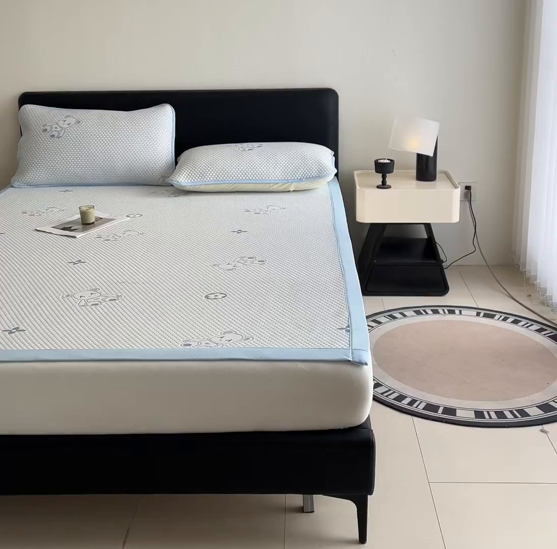 91家纺网 家纺一手货源 找家纺 家品罗兰 2026新款夏季A类冰豆豆凉席冰丝凉席家用双人冰丝席床单可机洗水洗单人学生宿舍夏天空调软席三件套大床 抱抱熊-蓝