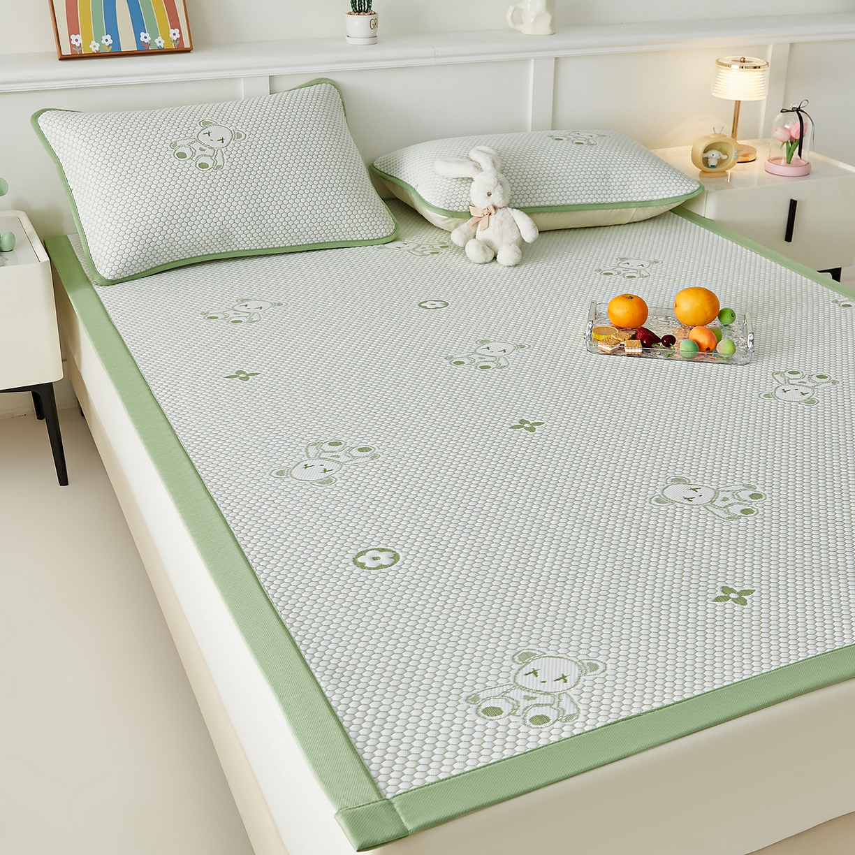 91家纺网 家纺一手货源 找家纺 家品罗兰 2026新款夏季A类冰豆豆凉席冰丝凉席家用双人冰丝席床单可机洗水洗单人学生宿舍夏天空调软席三件套大床 抱抱熊-绿