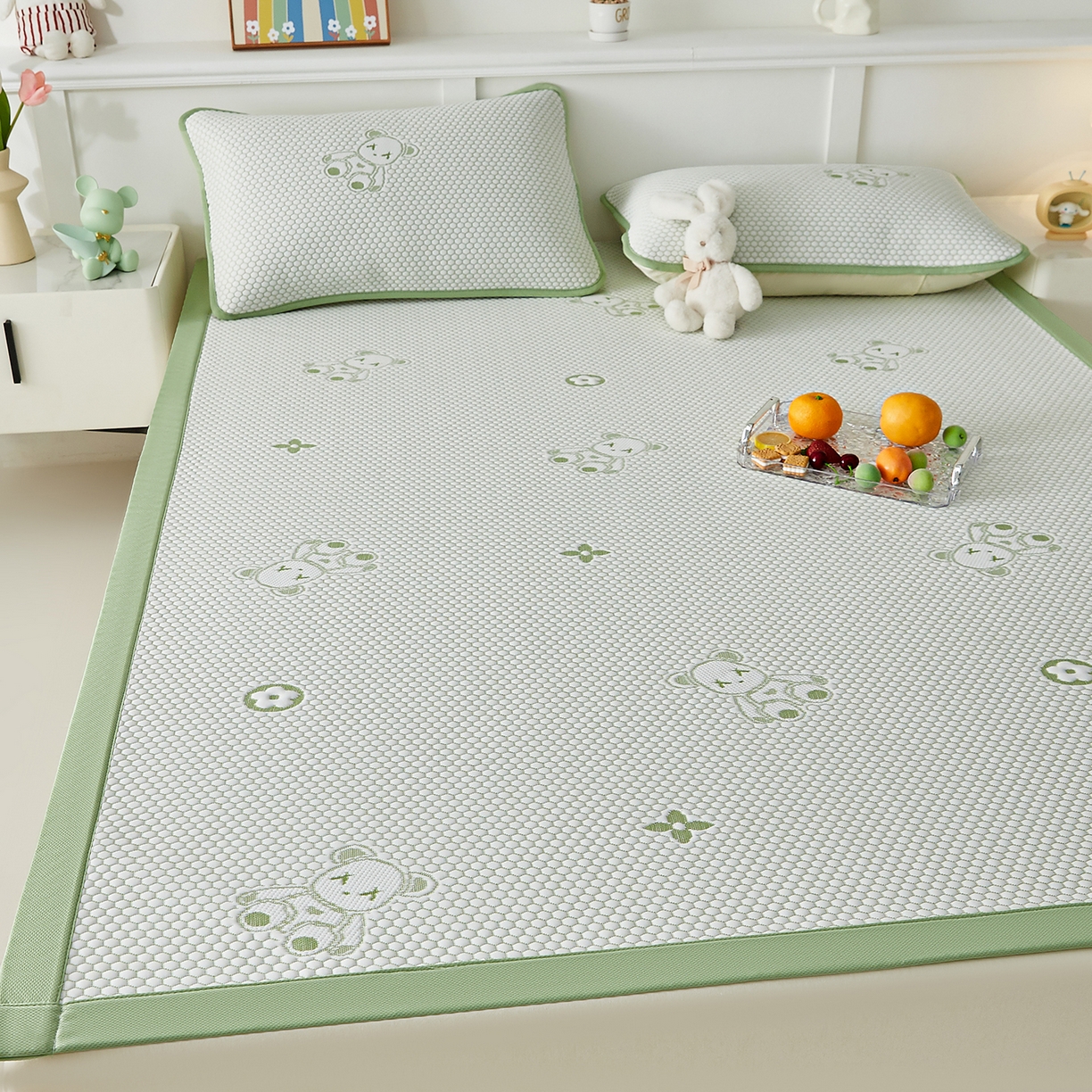 91家纺网 家纺一手货源 找家纺 家品罗兰 2026新款夏季A类冰豆豆凉席冰丝凉席家用双人冰丝席床单可机洗水洗单人学生宿舍夏天空调软席三件套大床 抱抱熊-绿