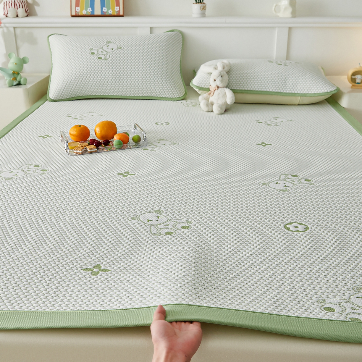 91家纺网 家纺一手货源 找家纺 家品罗兰 2026新款夏季A类冰豆豆凉席冰丝凉席家用双人冰丝席床单可机洗水洗单人学生宿舍夏天空调软席三件套大床 抱抱熊-绿