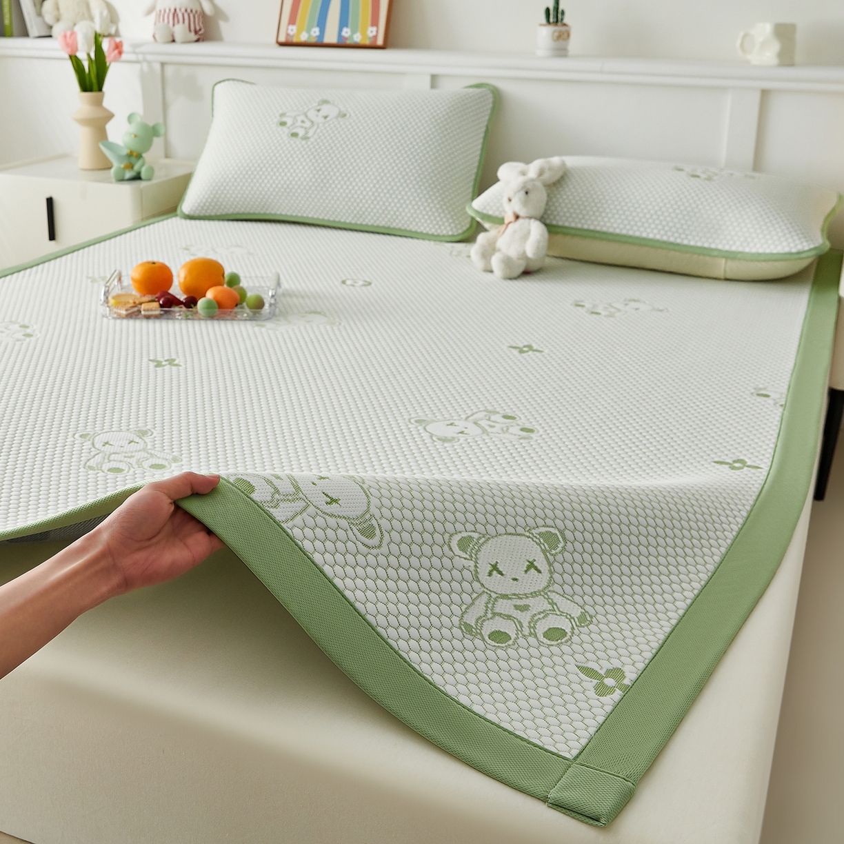 91家纺网 家纺一手货源 找家纺 家品罗兰 2026新款夏季A类冰豆豆凉席冰丝凉席家用双人冰丝席床单可机洗水洗单人学生宿舍夏天空调软席三件套大床 抱抱熊-绿