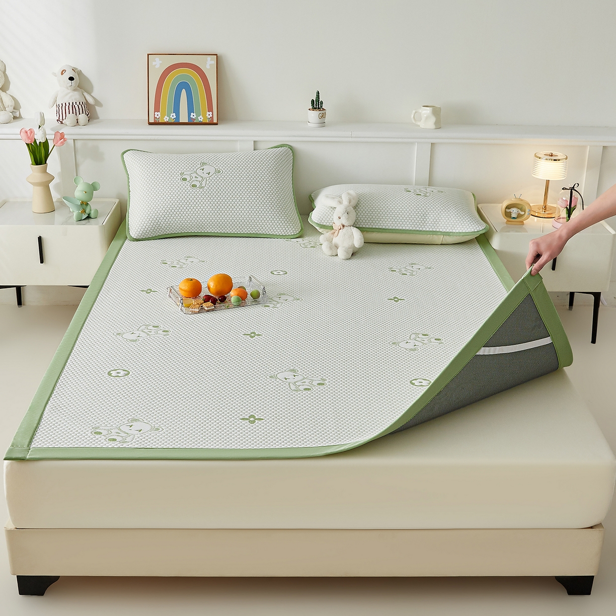 91家纺网 家纺一手货源 找家纺 家品罗兰 2026新款夏季A类冰豆豆凉席冰丝凉席家用双人冰丝席床单可机洗水洗单人学生宿舍夏天空调软席三件套大床 抱抱熊-绿