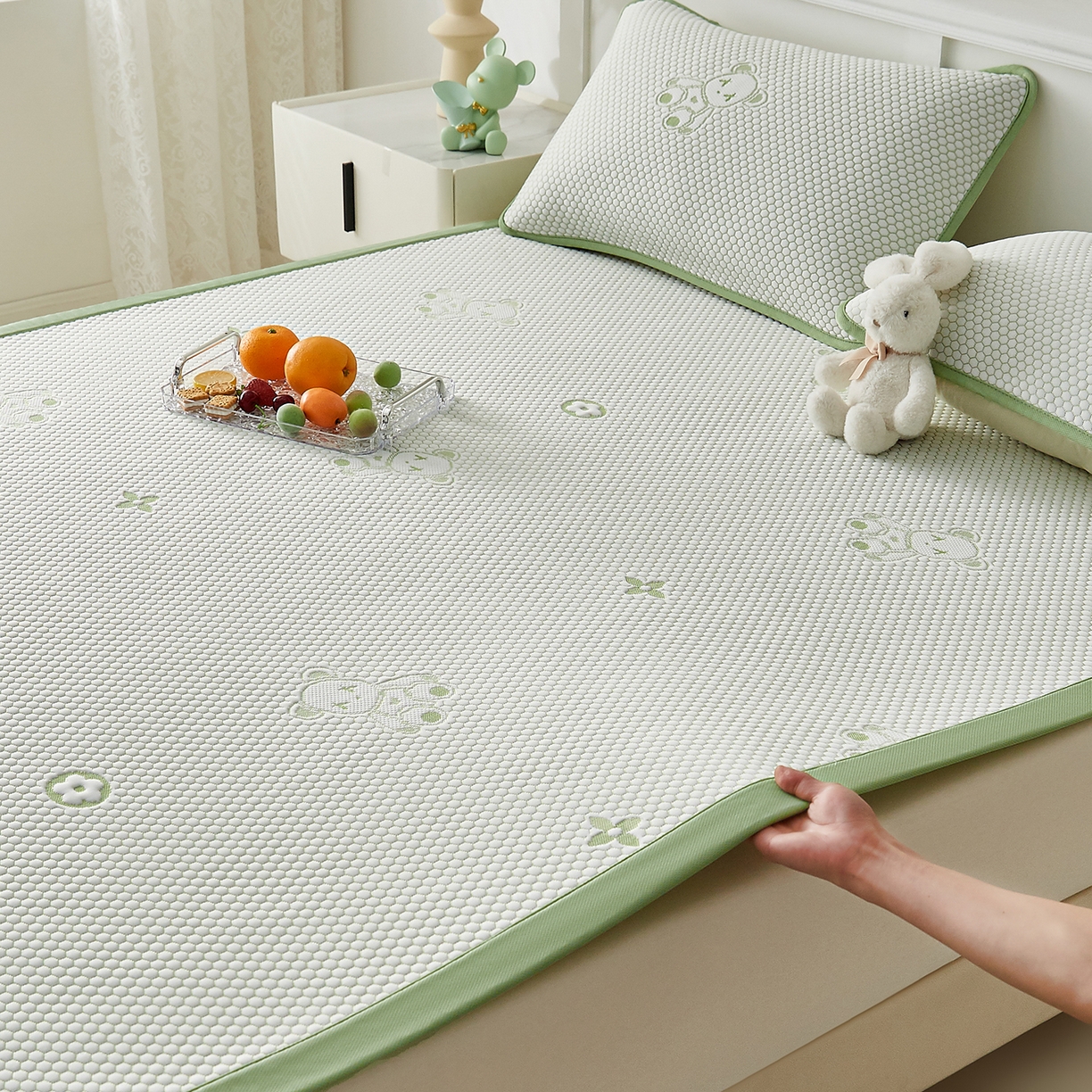 91家纺网 家纺一手货源 找家纺 家品罗兰 2026新款夏季A类冰豆豆凉席冰丝凉席家用双人冰丝席床单可机洗水洗单人学生宿舍夏天空调软席三件套大床 抱抱熊-绿