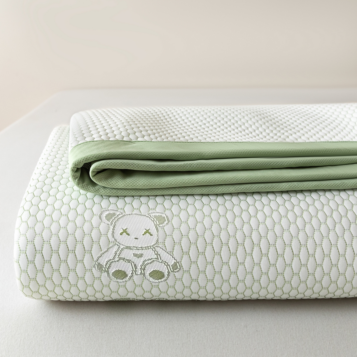 91家纺网 家纺一手货源 找家纺 家品罗兰 2026新款夏季A类冰豆豆凉席冰丝凉席家用双人冰丝席床单可机洗水洗单人学生宿舍夏天空调软席三件套大床 抱抱熊-绿