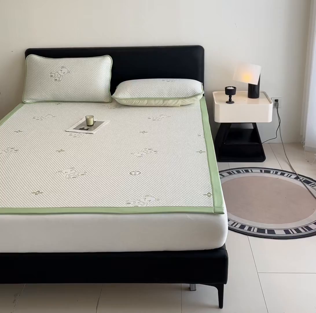 91家纺网 家纺一手货源 找家纺 家品罗兰 2026新款夏季A类冰豆豆凉席冰丝凉席家用双人冰丝席床单可机洗水洗单人学生宿舍夏天空调软席三件套大床 抱抱熊-绿