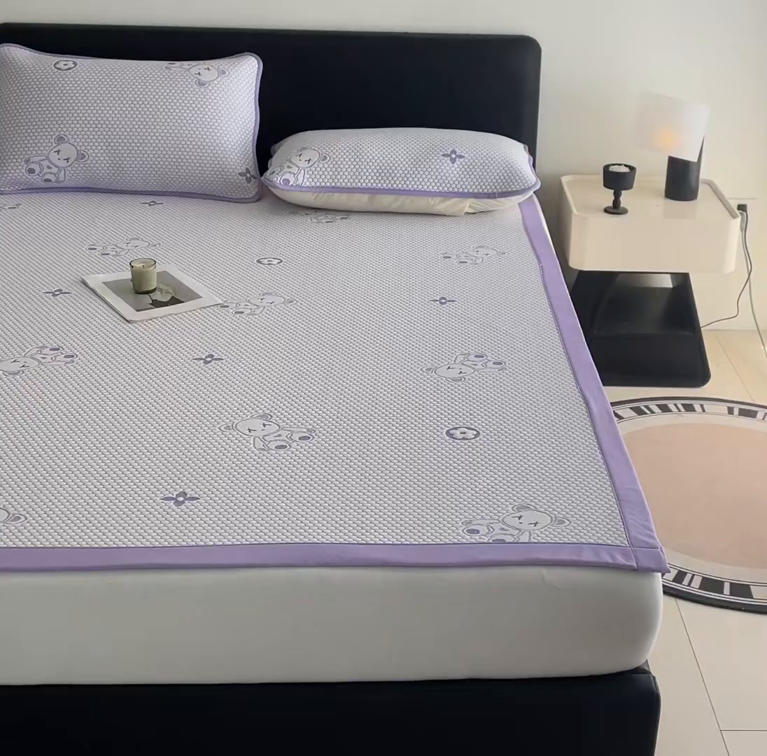 91家纺网 家纺一手货源 找家纺 家品罗兰 2026新款夏季A类冰豆豆凉席冰丝凉席家用双人冰丝席床单可机洗水洗单人学生宿舍夏天空调软席三件套大床 抱抱熊-紫