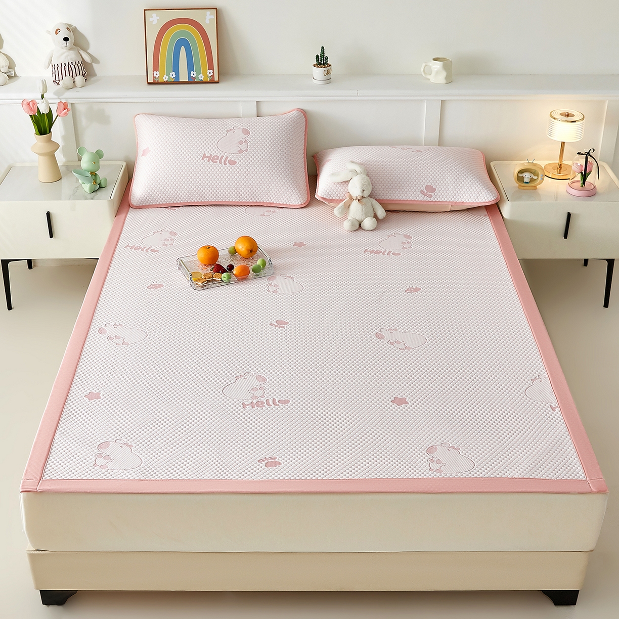 91家纺网 家纺一手货源 找家纺 家品罗兰 2026新款夏季A类冰豆豆凉席冰丝凉席家用双人冰丝席床单可机洗水洗单人学生宿舍夏天空调软席三件套大床 卡皮巴拉-粉