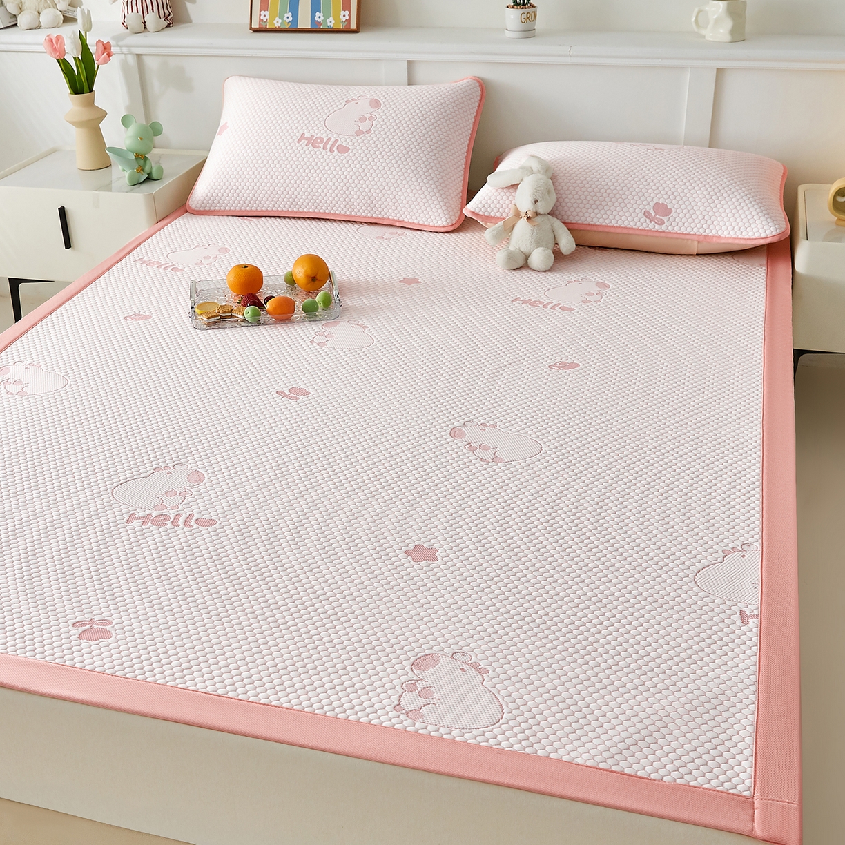 91家纺网 家纺一手货源 找家纺 家品罗兰 2026新款夏季A类冰豆豆凉席冰丝凉席家用双人冰丝席床单可机洗水洗单人学生宿舍夏天空调软席三件套大床 卡皮巴拉-粉