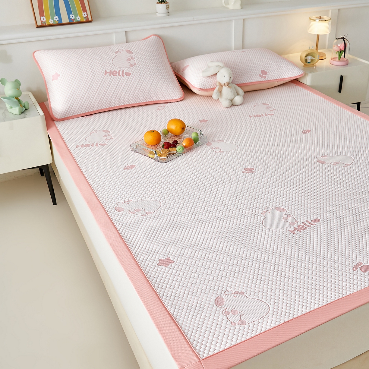 91家纺网 家纺一手货源 找家纺 家品罗兰 2026新款夏季A类冰豆豆凉席冰丝凉席家用双人冰丝席床单可机洗水洗单人学生宿舍夏天空调软席三件套大床 卡皮巴拉-粉