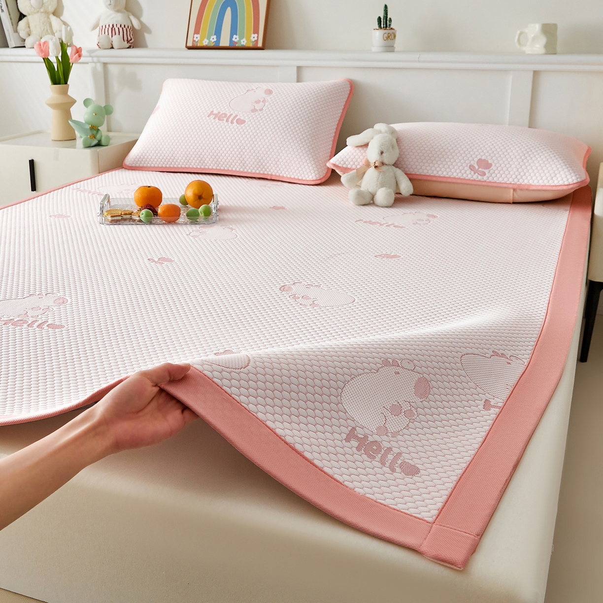 91家纺网 家纺一手货源 找家纺 家品罗兰 2026新款夏季A类冰豆豆凉席冰丝凉席家用双人冰丝席床单可机洗水洗单人学生宿舍夏天空调软席三件套大床 卡皮巴拉-粉