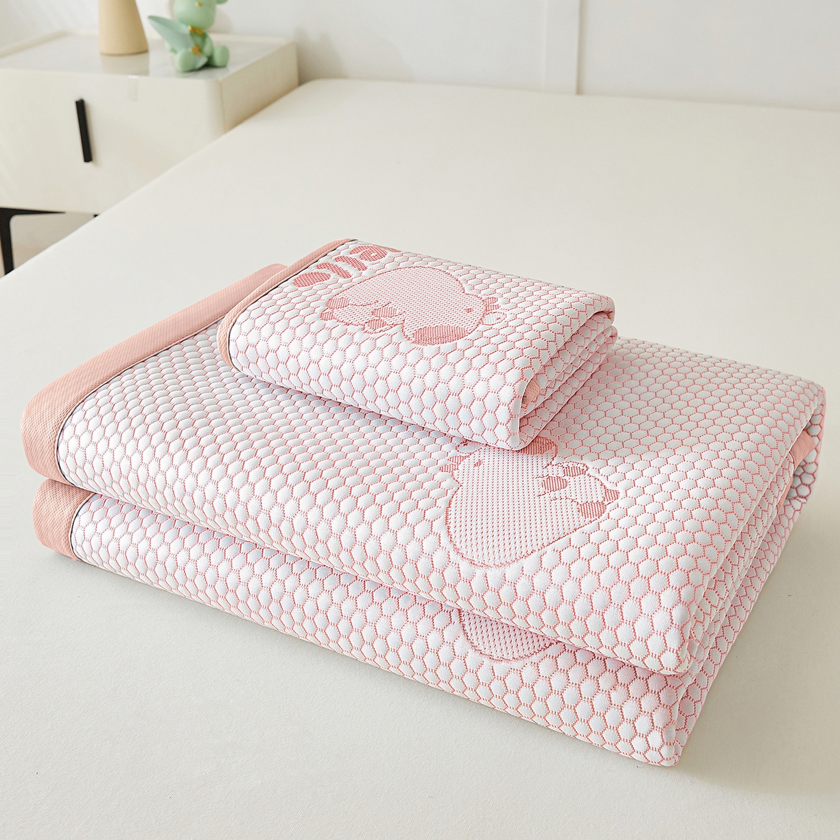 91家纺网 家纺一手货源 找家纺 家品罗兰 2026新款夏季A类冰豆豆凉席冰丝凉席家用双人冰丝席床单可机洗水洗单人学生宿舍夏天空调软席三件套大床 卡皮巴拉-粉