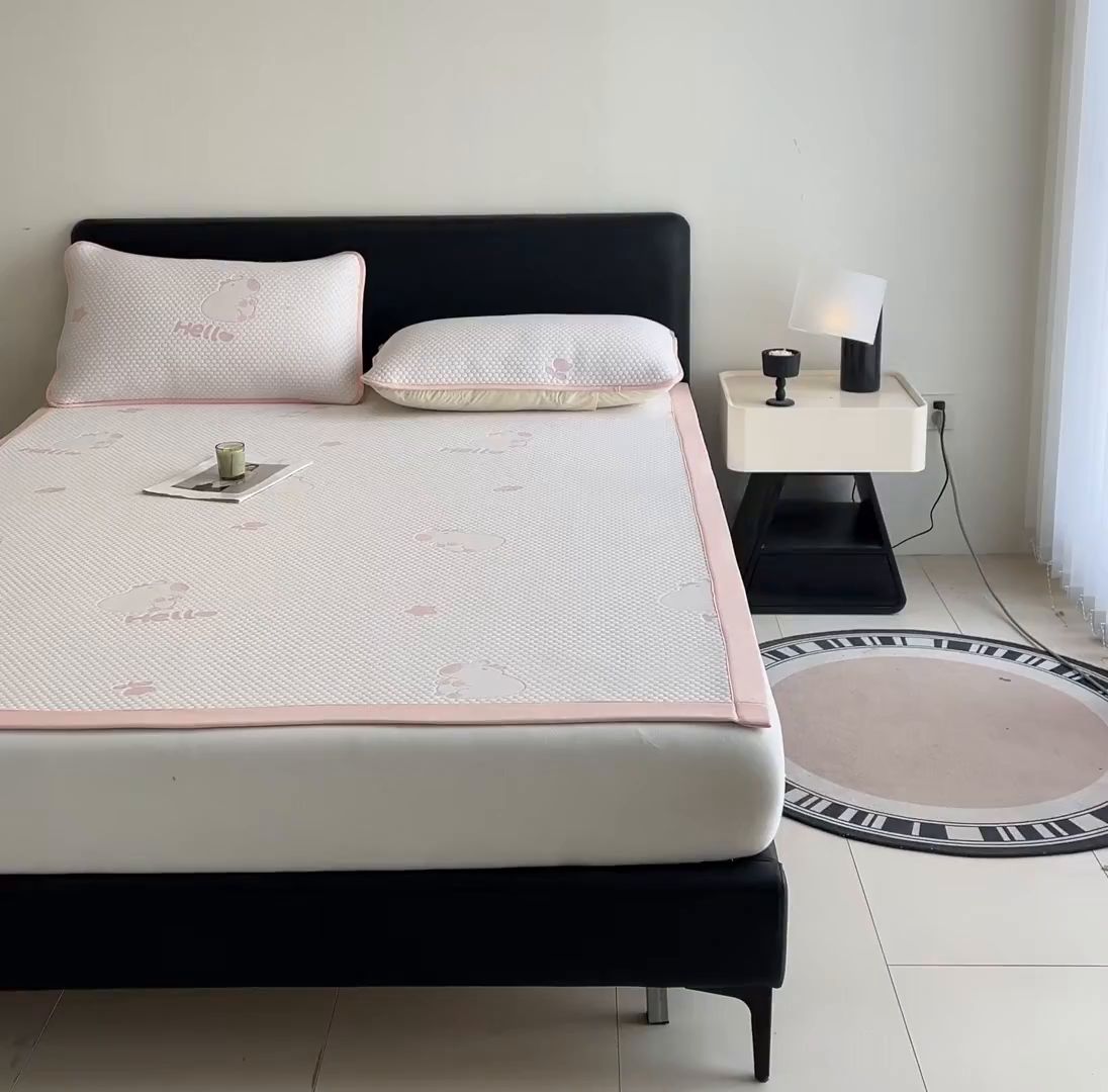 91家纺网 家纺一手货源 找家纺 家品罗兰 2026新款夏季A类冰豆豆凉席冰丝凉席家用双人冰丝席床单可机洗水洗单人学生宿舍夏天空调软席三件套大床 卡皮巴拉-粉