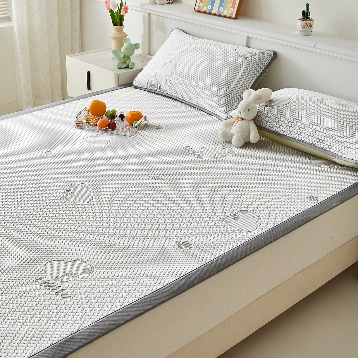 91家纺网 家纺一手货源 找家纺 家品罗兰 2026新款夏季A类冰豆豆凉席冰丝凉席家用双人冰丝席床单可机洗水洗单人学生宿舍夏天空调软席三件套大床 卡皮巴拉-灰