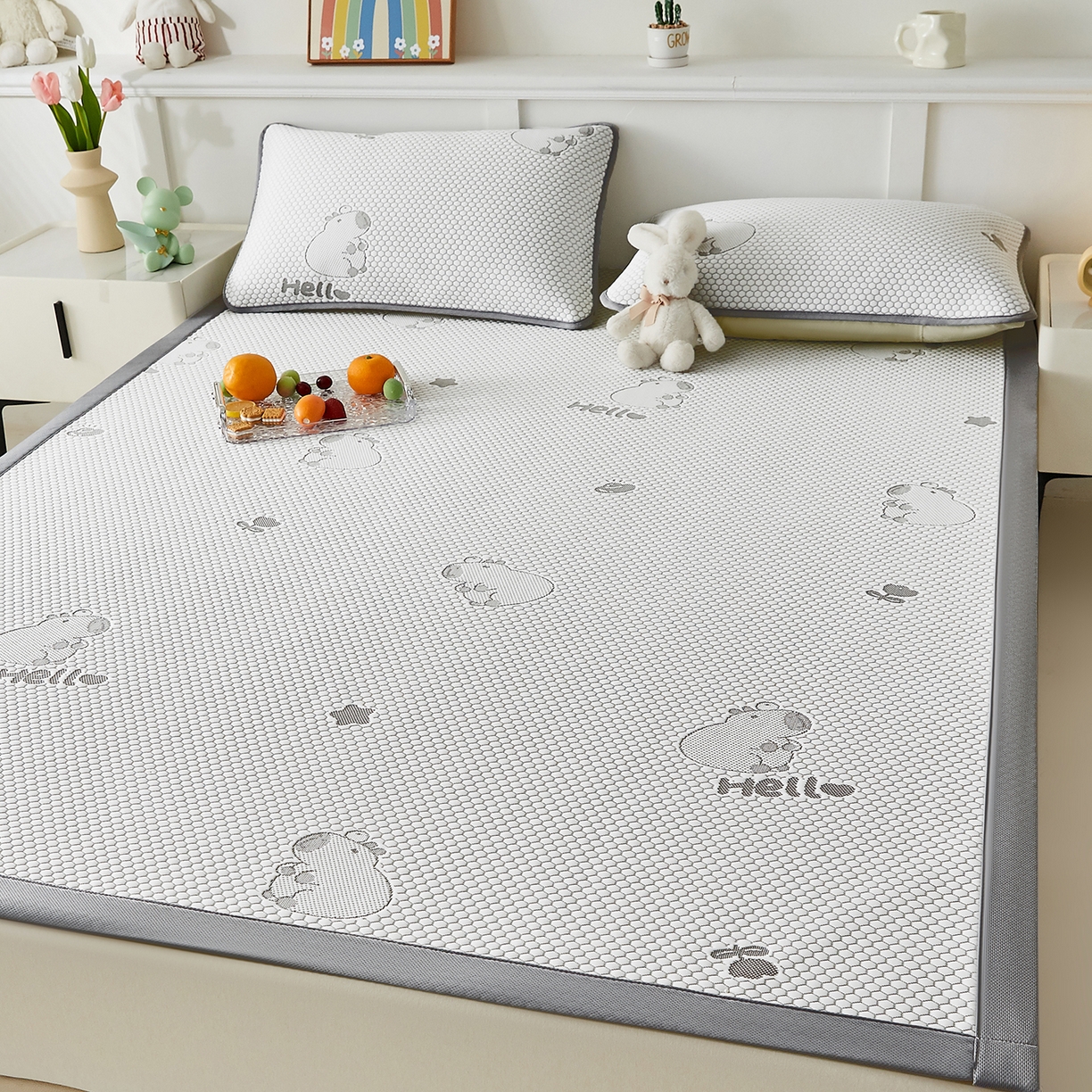 91家纺网 家纺一手货源 找家纺 家品罗兰 2026新款夏季A类冰豆豆凉席冰丝凉席家用双人冰丝席床单可机洗水洗单人学生宿舍夏天空调软席三件套大床 卡皮巴拉-灰