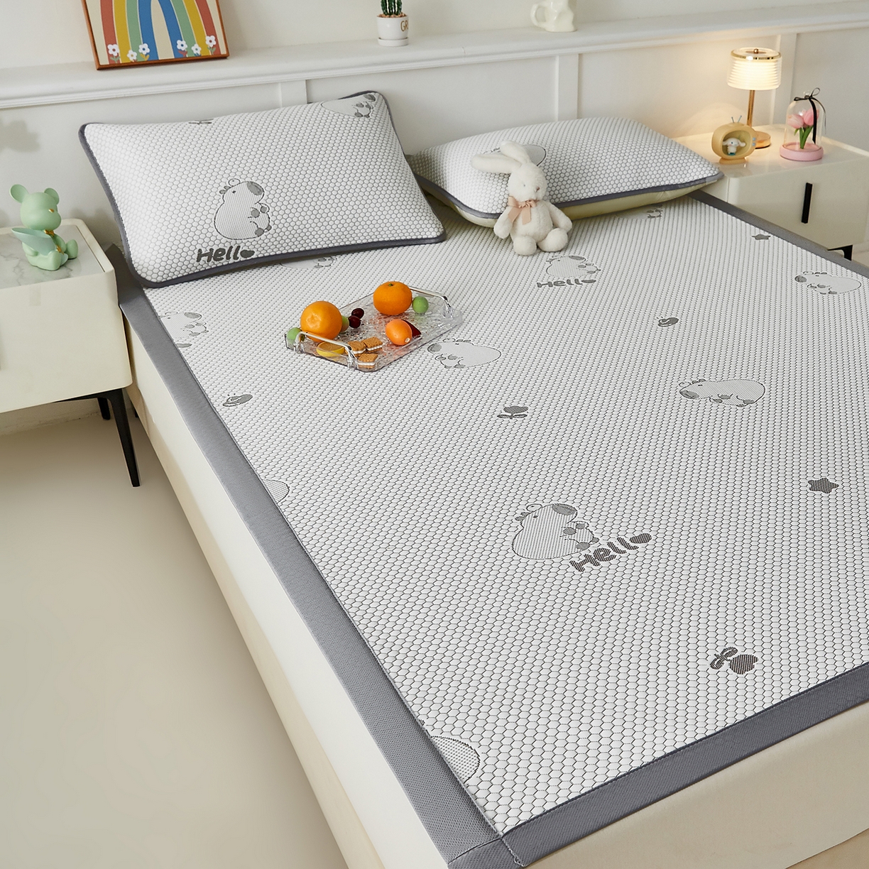 91家纺网 家纺一手货源 找家纺 家品罗兰 2026新款夏季A类冰豆豆凉席冰丝凉席家用双人冰丝席床单可机洗水洗单人学生宿舍夏天空调软席三件套大床 卡皮巴拉-灰