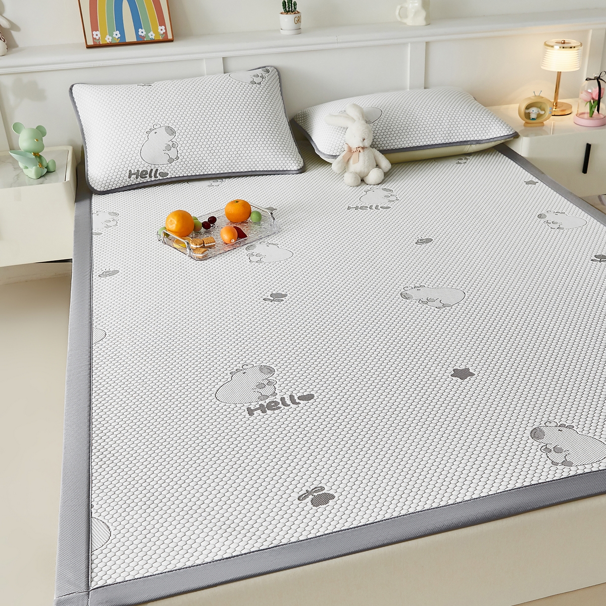 91家纺网 家纺一手货源 找家纺 家品罗兰 2026新款夏季A类冰豆豆凉席冰丝凉席家用双人冰丝席床单可机洗水洗单人学生宿舍夏天空调软席三件套大床 卡皮巴拉-灰