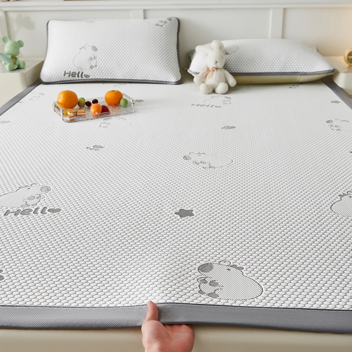 91家纺网 家纺一手货源 找家纺 家品罗兰 2026新款夏季A类冰豆豆凉席冰丝凉席家用双人冰丝席床单可机洗水洗单人学生宿舍夏天空调软席三件套大床 卡皮巴拉-灰