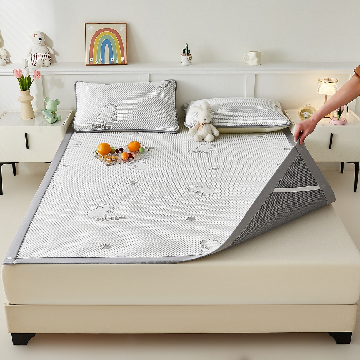 91家纺网 家纺一手货源 找家纺 家品罗兰 2026新款夏季A类冰豆豆凉席冰丝凉席家用双人冰丝席床单可机洗水洗单人学生宿舍夏天空调软席三件套大床 卡皮巴拉-灰