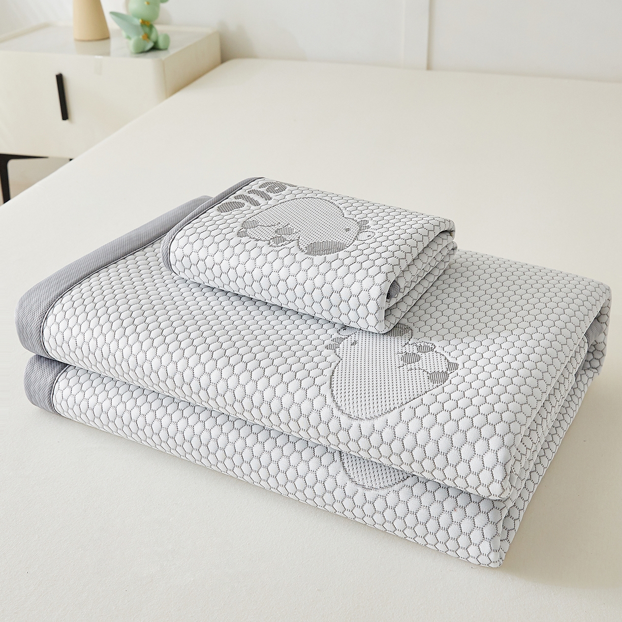 91家纺网 家纺一手货源 找家纺 家品罗兰 2026新款夏季A类冰豆豆凉席冰丝凉席家用双人冰丝席床单可机洗水洗单人学生宿舍夏天空调软席三件套大床 卡皮巴拉-灰