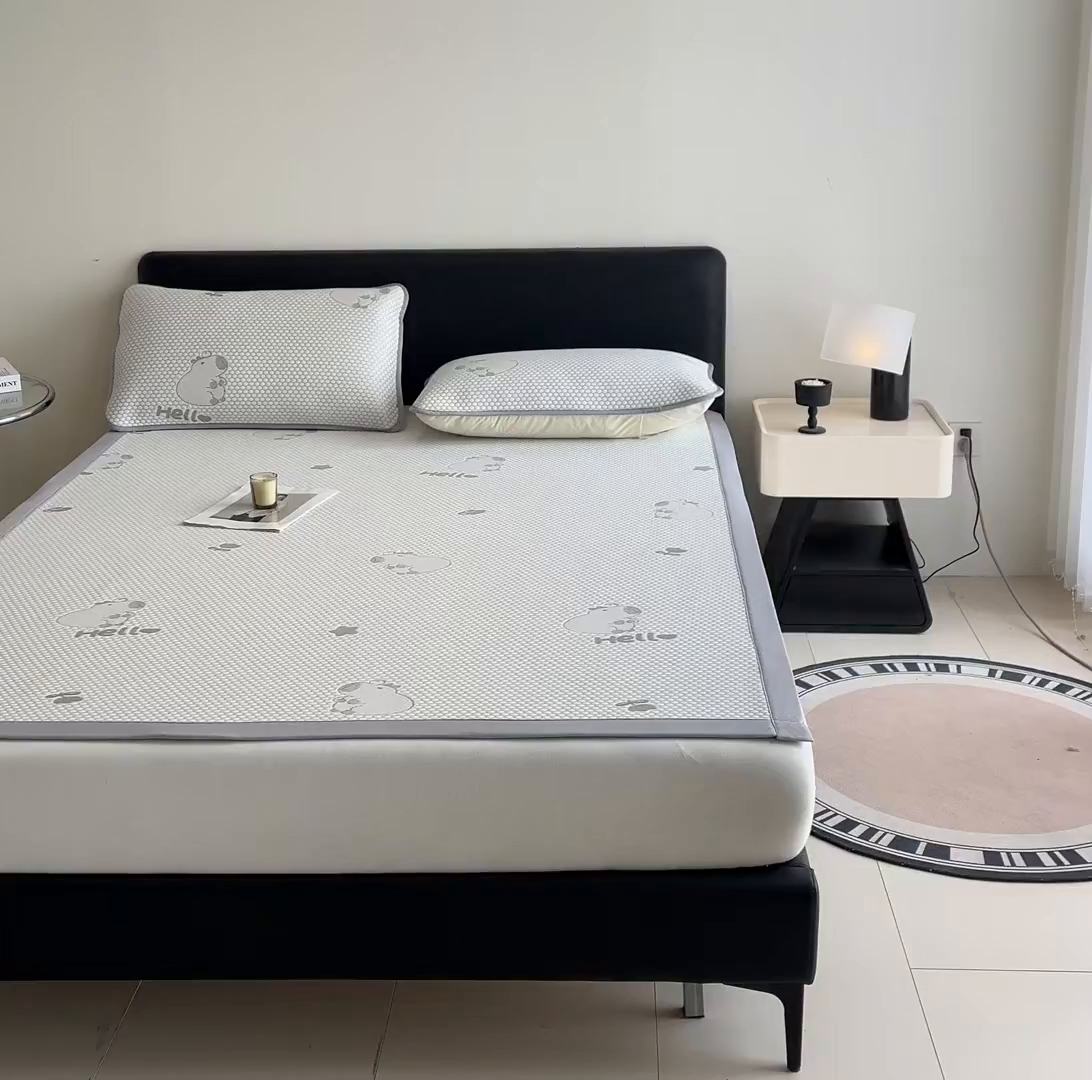 91家纺网 家纺一手货源 找家纺 家品罗兰 2026新款夏季A类冰豆豆凉席冰丝凉席家用双人冰丝席床单可机洗水洗单人学生宿舍夏天空调软席三件套大床 卡皮巴拉-灰