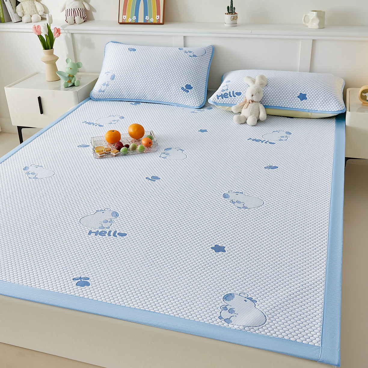 91家纺网 家纺一手货源 找家纺 家品罗兰 2026新款夏季A类冰豆豆凉席冰丝凉席家用双人冰丝席床单可机洗水洗单人学生宿舍夏天空调软席三件套大床 卡皮巴拉-蓝