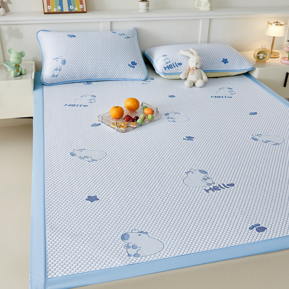 91家纺网 家纺一手货源 找家纺 家品罗兰 2026新款夏季A类冰豆豆凉席冰丝凉席家用双人冰丝席床单可机洗水洗单人学生宿舍夏天空调软席三件套大床 卡皮巴拉-蓝