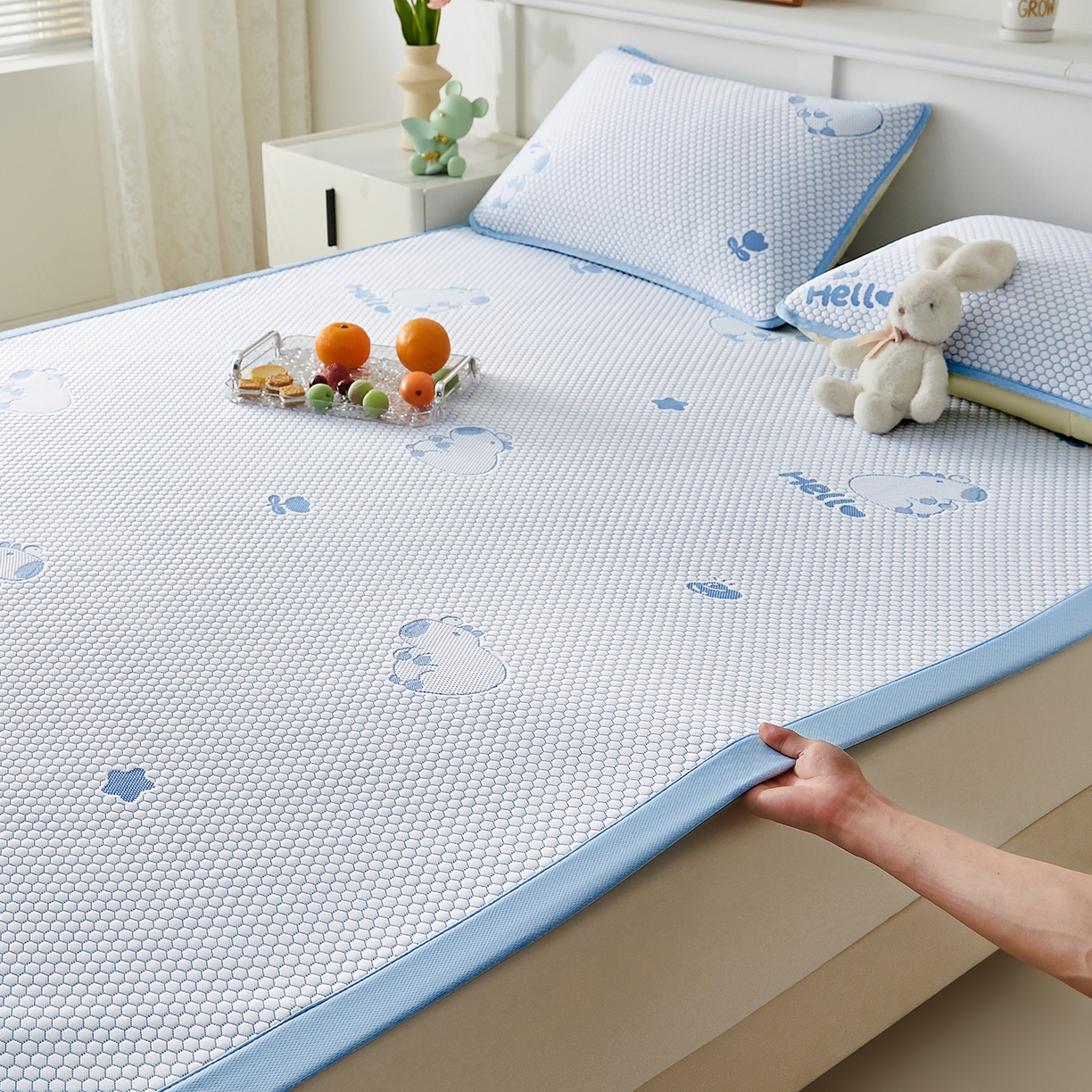 91家纺网 家纺一手货源 找家纺 家品罗兰 2026新款夏季A类冰豆豆凉席冰丝凉席家用双人冰丝席床单可机洗水洗单人学生宿舍夏天空调软席三件套大床 卡皮巴拉-蓝