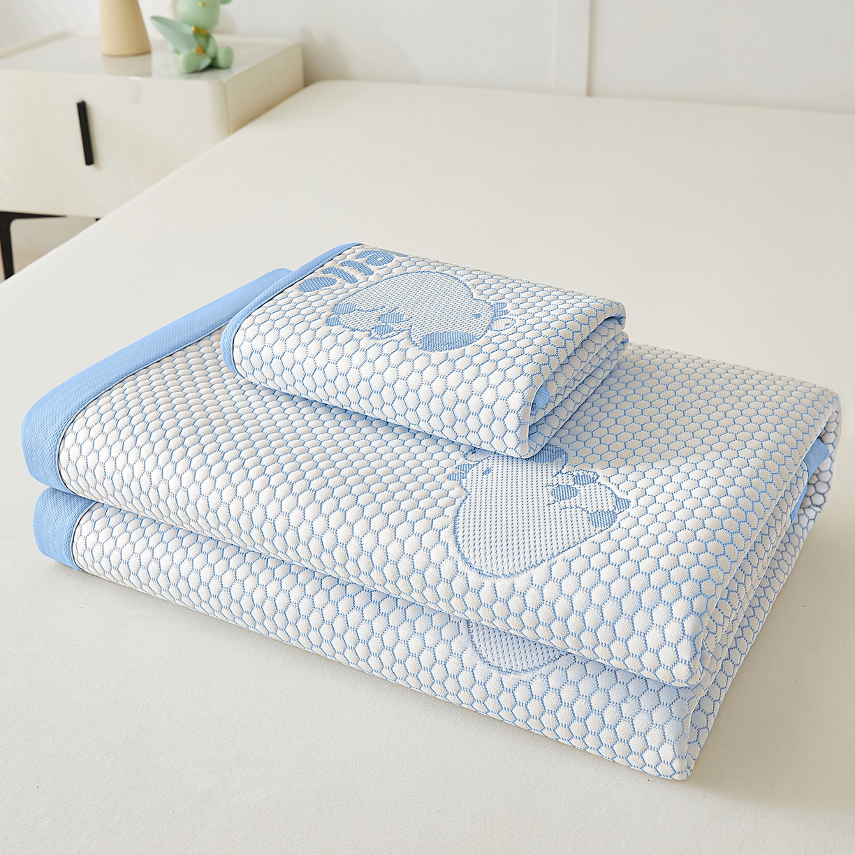 91家纺网 家纺一手货源 找家纺 家品罗兰 2026新款夏季A类冰豆豆凉席冰丝凉席家用双人冰丝席床单可机洗水洗单人学生宿舍夏天空调软席三件套大床 卡皮巴拉-蓝