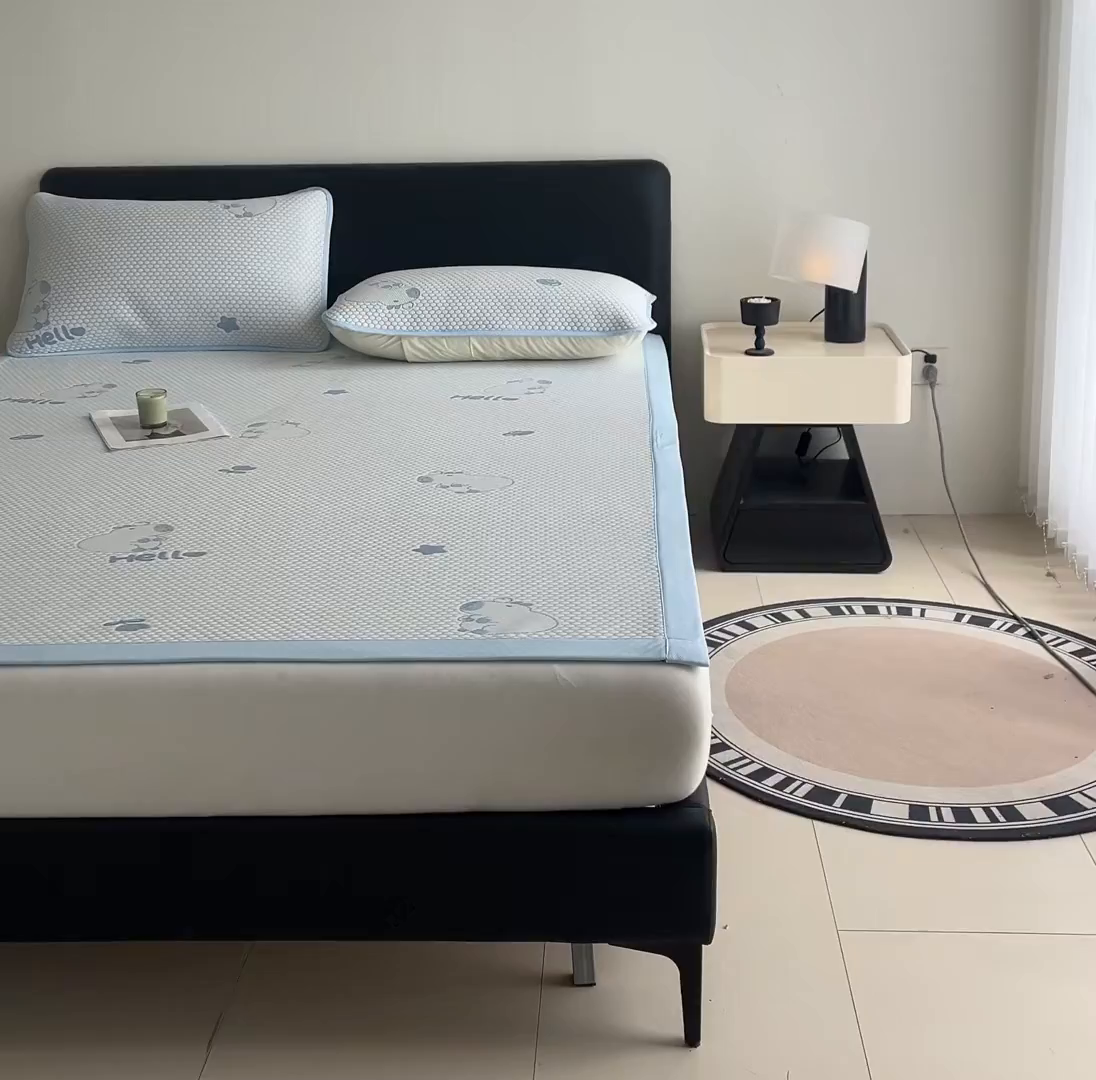 91家纺网 家纺一手货源 找家纺 家品罗兰 2026新款夏季A类冰豆豆凉席冰丝凉席家用双人冰丝席床单可机洗水洗单人学生宿舍夏天空调软席三件套大床 卡皮巴拉-蓝