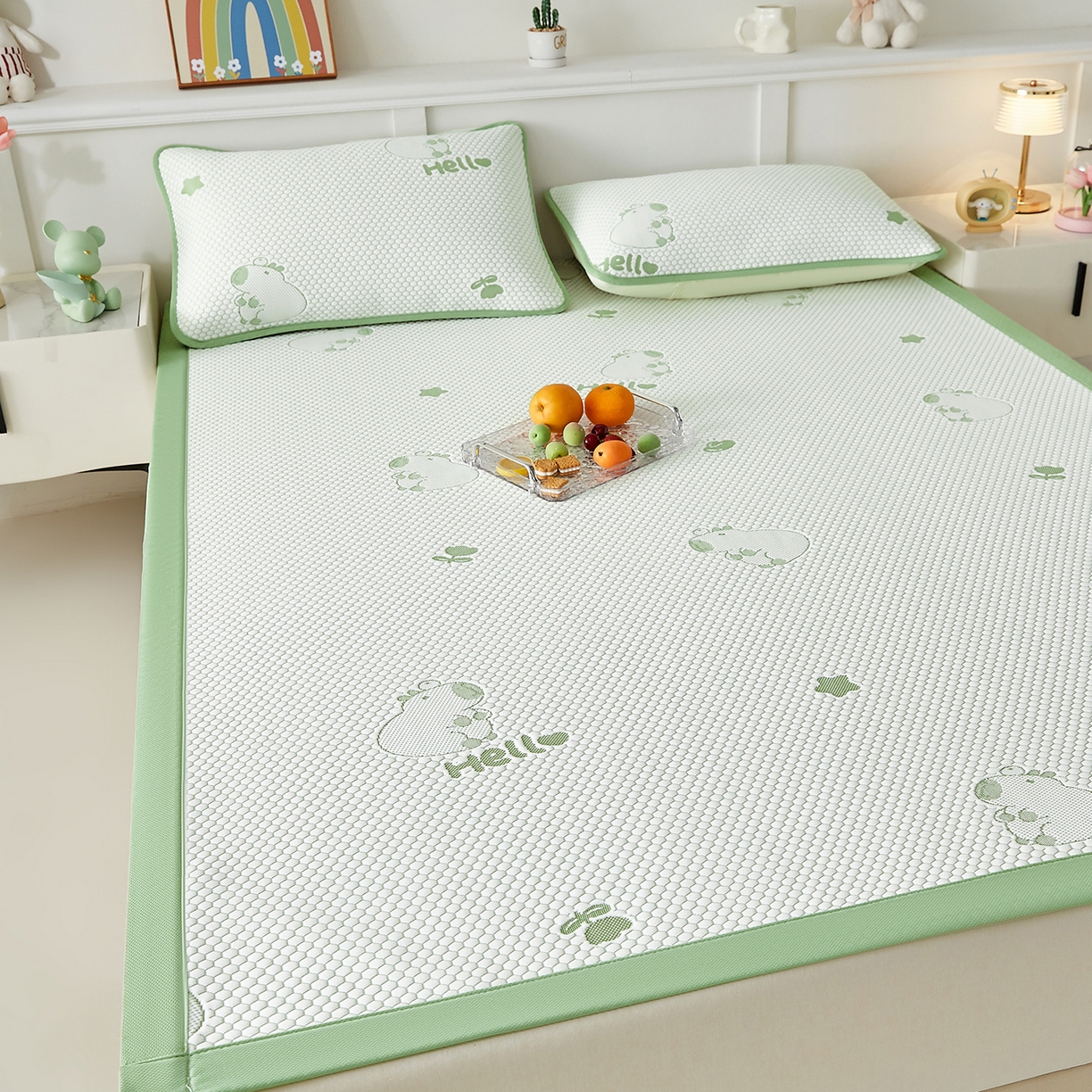 91家纺网 家纺一手货源 找家纺 家品罗兰 2026新款夏季A类冰豆豆凉席冰丝凉席家用双人冰丝席床单可机洗水洗单人学生宿舍夏天空调软席三件套大床 卡皮巴拉-绿