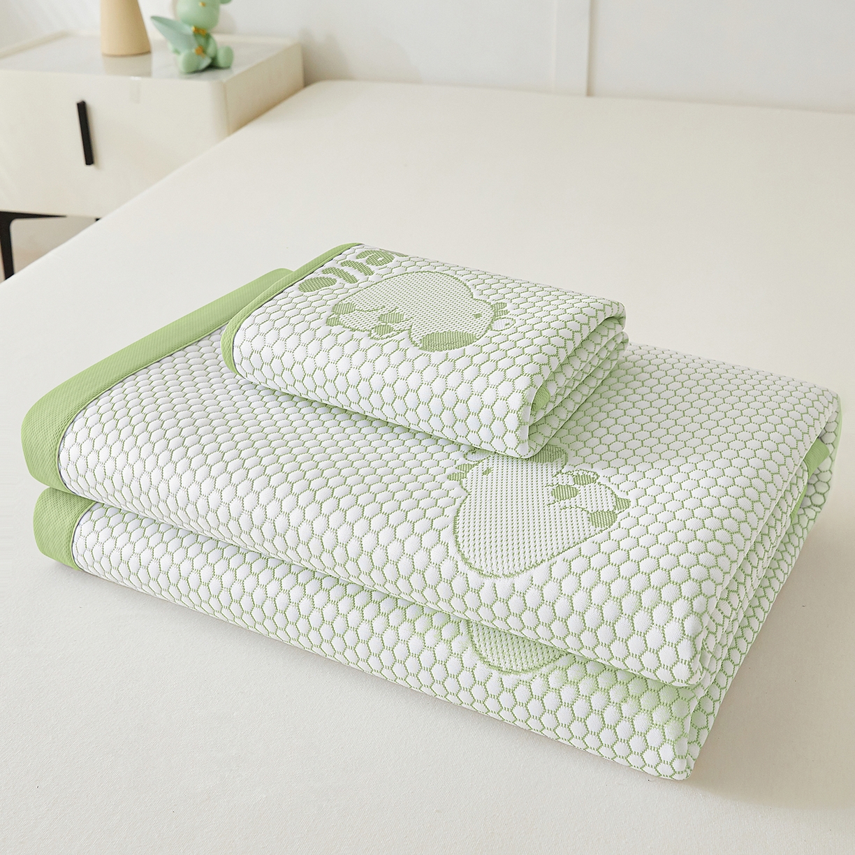 91家纺网 家纺一手货源 找家纺 家品罗兰 2026新款夏季A类冰豆豆凉席冰丝凉席家用双人冰丝席床单可机洗水洗单人学生宿舍夏天空调软席三件套大床 卡皮巴拉-绿