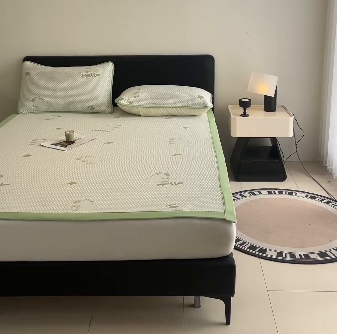 91家纺网 家纺一手货源 找家纺 家品罗兰 2026新款夏季A类冰豆豆凉席冰丝凉席家用双人冰丝席床单可机洗水洗单人学生宿舍夏天空调软席三件套大床 卡皮巴拉-绿