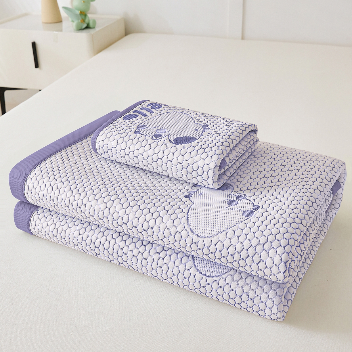 91家纺网 家纺一手货源 找家纺 家品罗兰 2026新款夏季A类冰豆豆凉席冰丝凉席家用双人冰丝席床单可机洗水洗单人学生宿舍夏天空调软席三件套大床 卡皮巴拉-紫