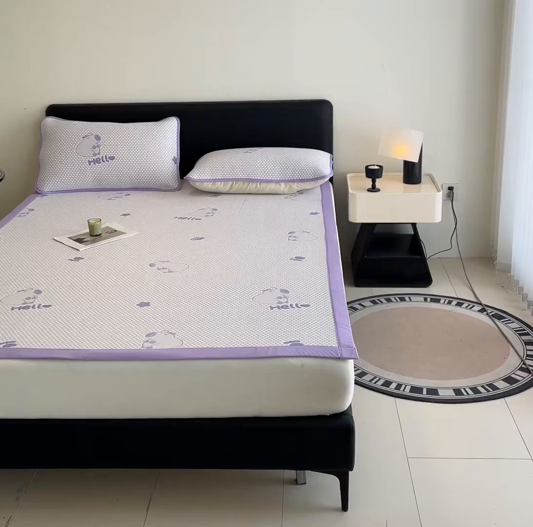 91家纺网 家纺一手货源 找家纺 家品罗兰 2026新款夏季A类冰豆豆凉席冰丝凉席家用双人冰丝席床单可机洗水洗单人学生宿舍夏天空调软席三件套大床 卡皮巴拉-紫