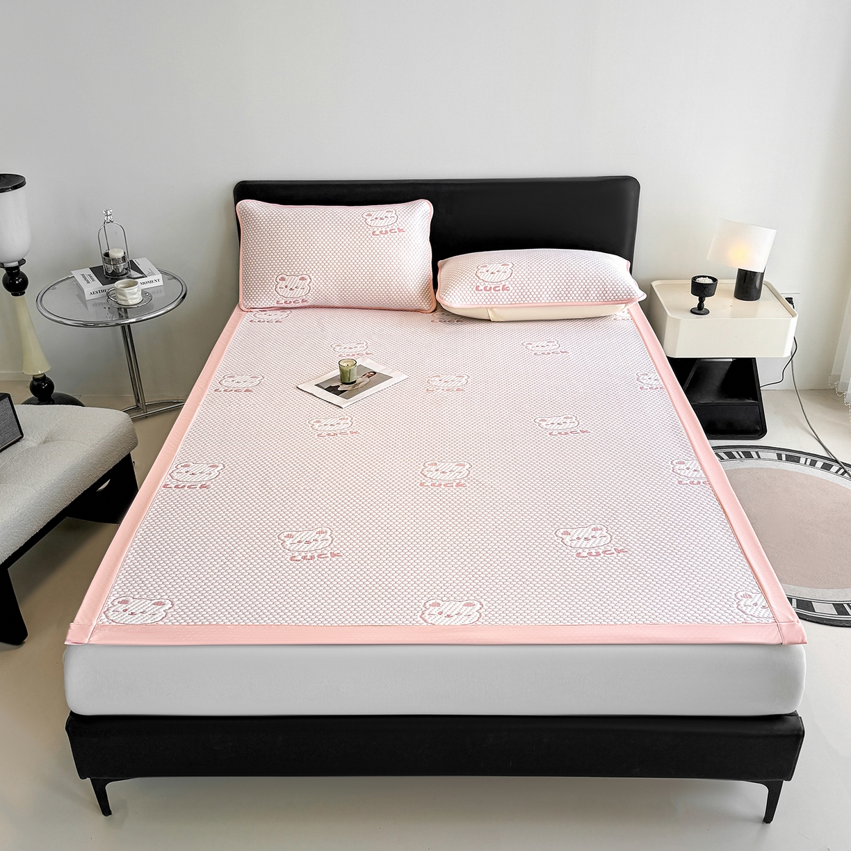 91家纺网 家纺一手货源 找家纺 家品罗兰 2026新款夏季A类冰豆豆凉席冰丝凉席家用双人冰丝席床单可机洗水洗单人学生宿舍夏天空调软席三件套大床 小冰熊-粉