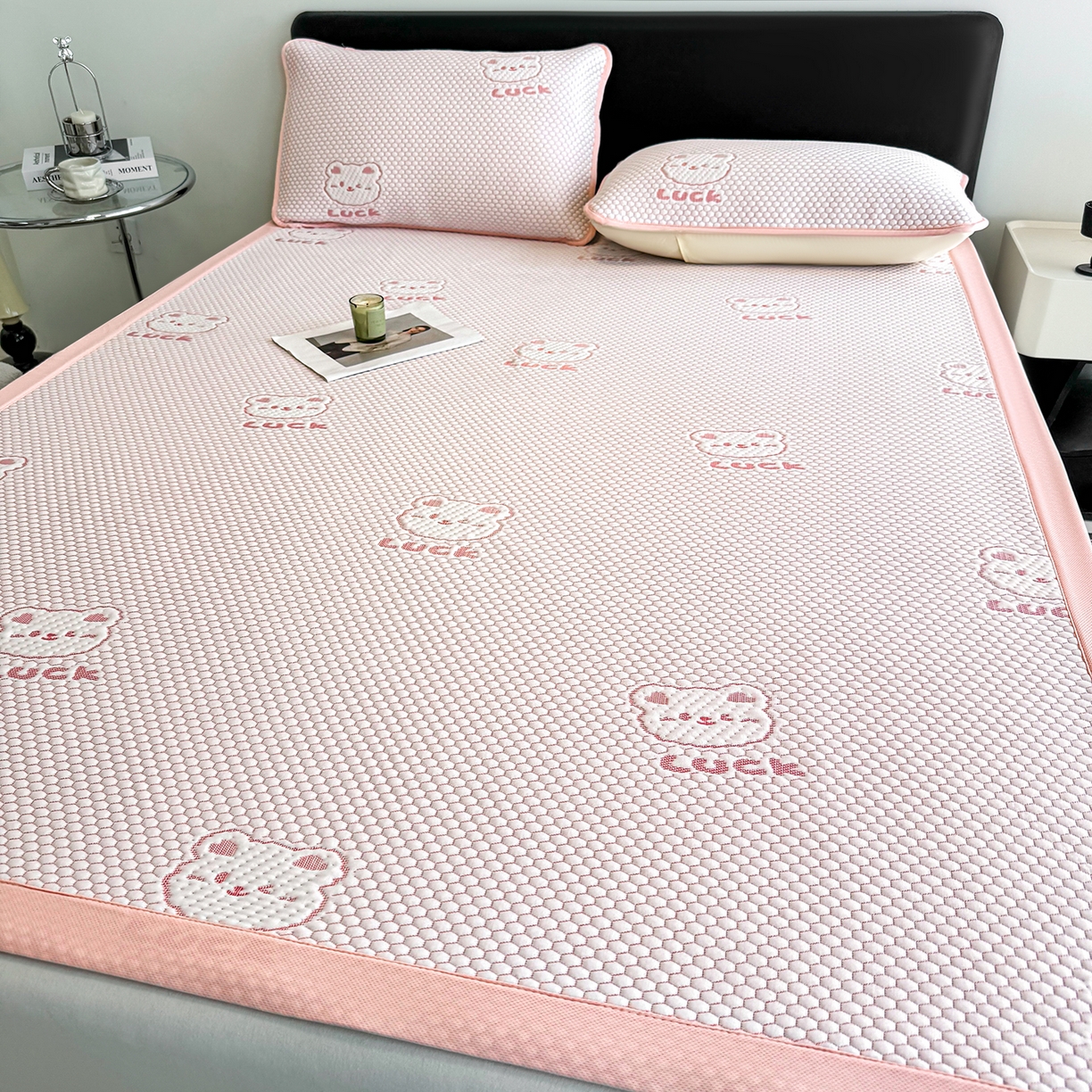 91家纺网 家纺一手货源 找家纺 家品罗兰 2026新款夏季A类冰豆豆凉席冰丝凉席家用双人冰丝席床单可机洗水洗单人学生宿舍夏天空调软席三件套大床 小冰熊-粉