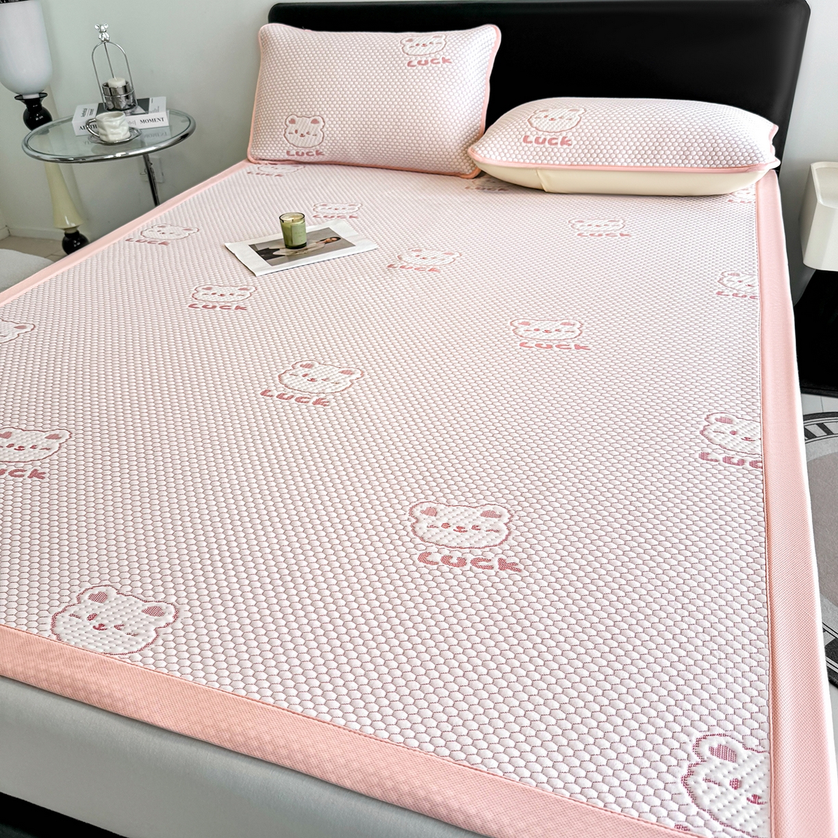 91家纺网 家纺一手货源 找家纺 家品罗兰 2026新款夏季A类冰豆豆凉席冰丝凉席家用双人冰丝席床单可机洗水洗单人学生宿舍夏天空调软席三件套大床 小冰熊-粉