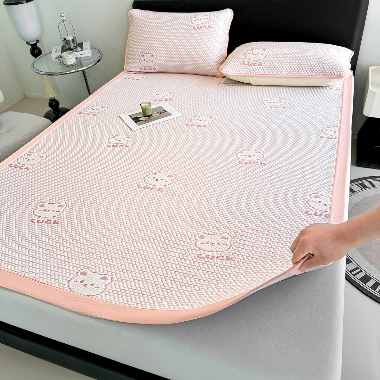 91家纺网 家纺一手货源 找家纺 家品罗兰 2026新款夏季A类冰豆豆凉席冰丝凉席家用双人冰丝席床单可机洗水洗单人学生宿舍夏天空调软席三件套大床 小冰熊-粉