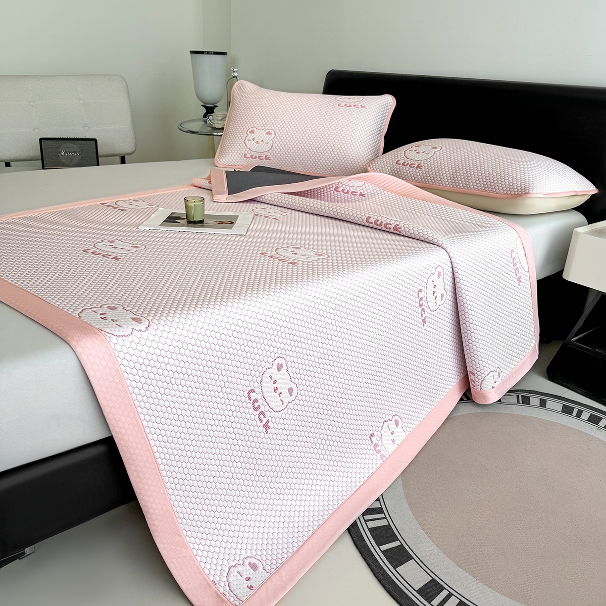 91家纺网 家纺一手货源 找家纺 家品罗兰 2026新款夏季A类冰豆豆凉席冰丝凉席家用双人冰丝席床单可机洗水洗单人学生宿舍夏天空调软席三件套大床 小冰熊-粉