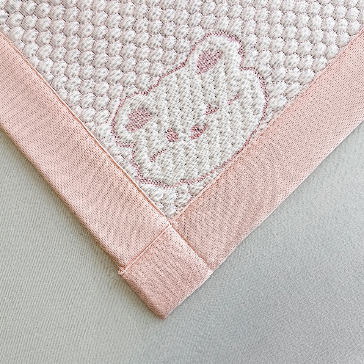 91家纺网 家纺一手货源 找家纺 家品罗兰 2026新款夏季A类冰豆豆凉席冰丝凉席家用双人冰丝席床单可机洗水洗单人学生宿舍夏天空调软席三件套大床 小冰熊-粉