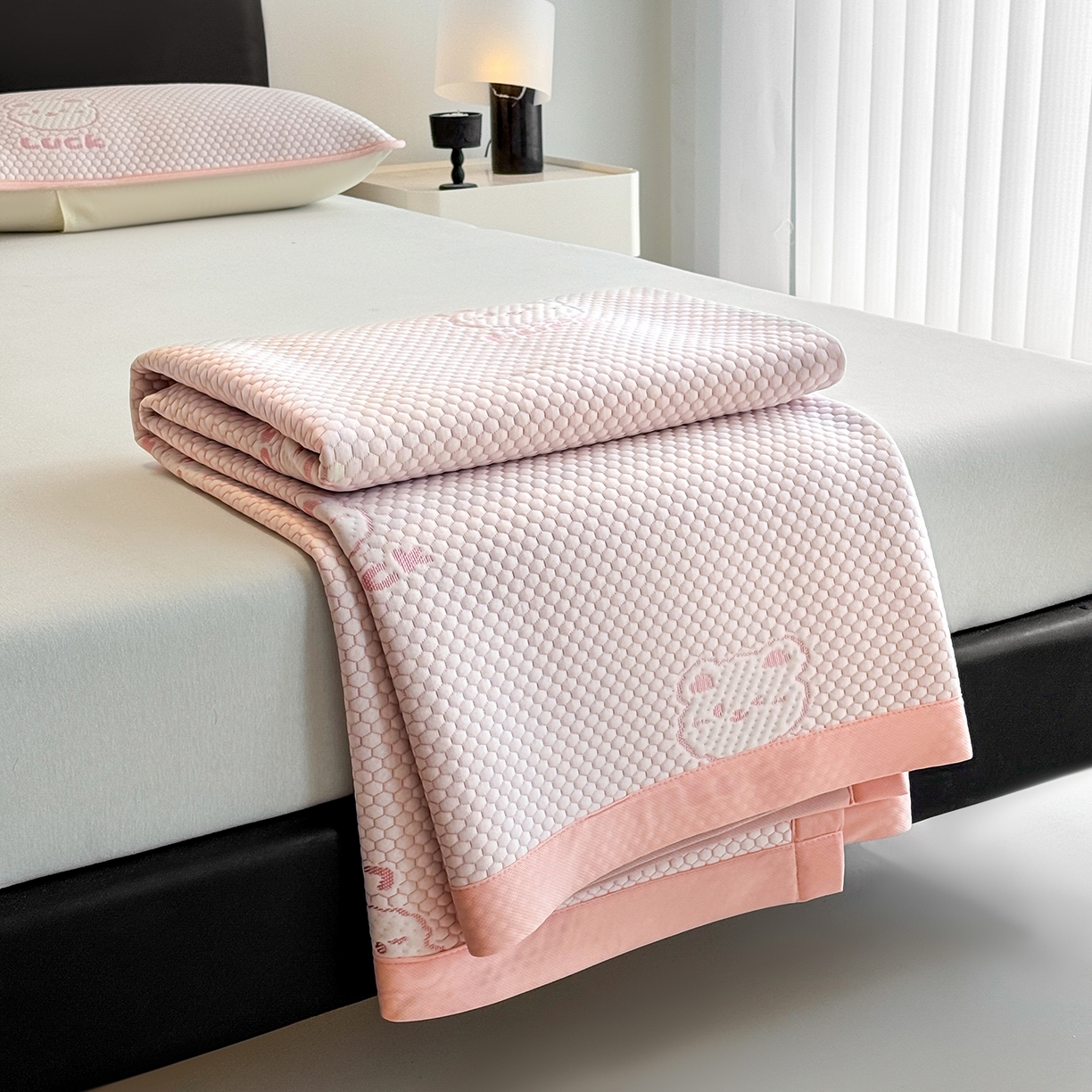 91家纺网 家纺一手货源 找家纺 家品罗兰 2026新款夏季A类冰豆豆凉席冰丝凉席家用双人冰丝席床单可机洗水洗单人学生宿舍夏天空调软席三件套大床 小冰熊-粉