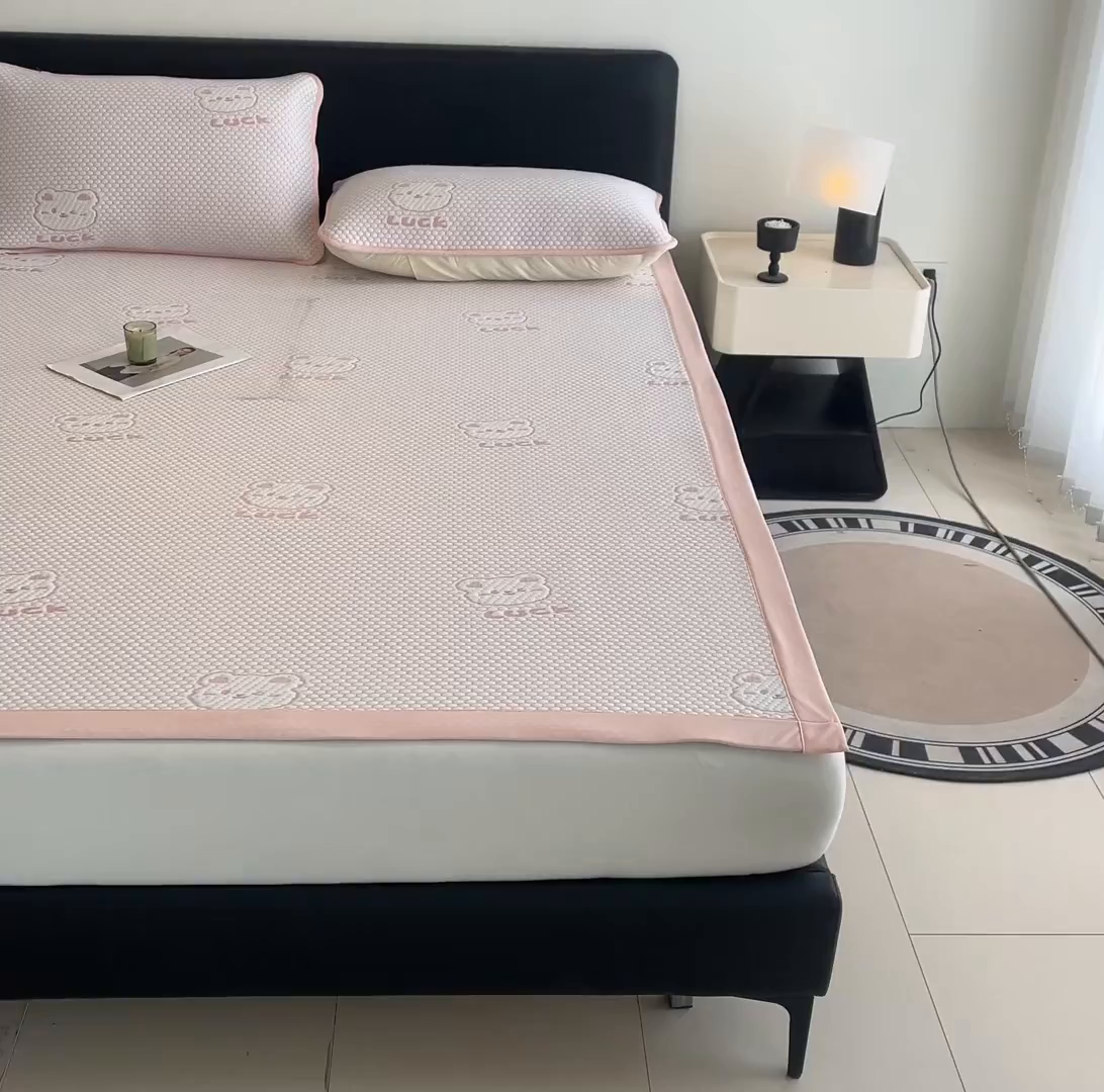 91家纺网 家纺一手货源 找家纺 家品罗兰 2026新款夏季A类冰豆豆凉席冰丝凉席家用双人冰丝席床单可机洗水洗单人学生宿舍夏天空调软席三件套大床 小冰熊-粉