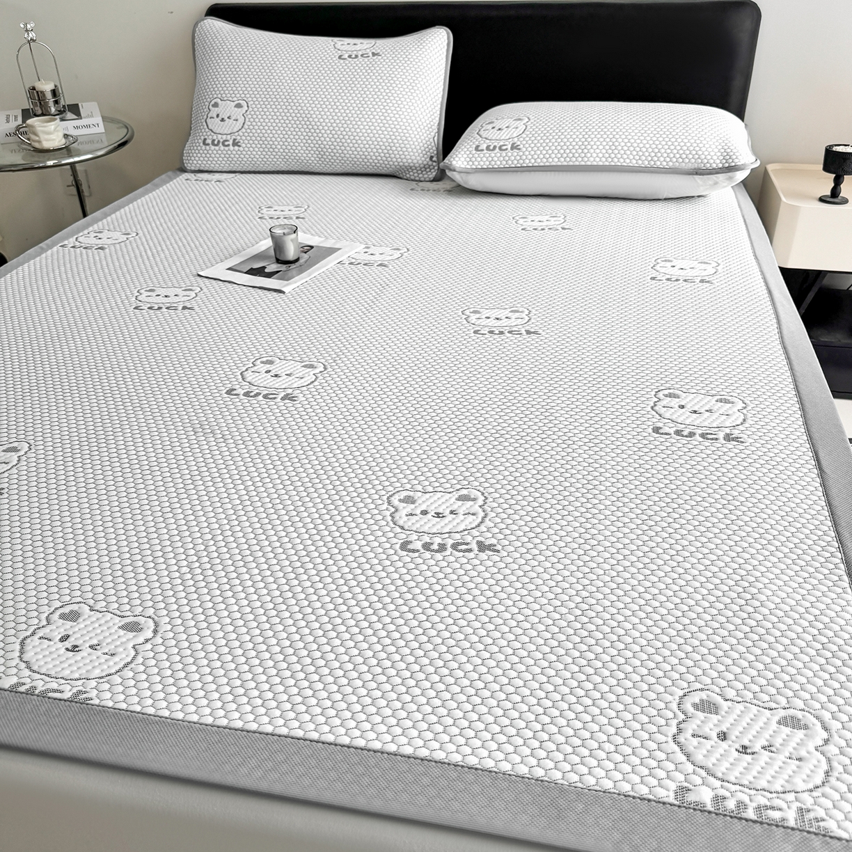 91家纺网 家纺一手货源 找家纺 家品罗兰 2026新款夏季A类冰豆豆凉席冰丝凉席家用双人冰丝席床单可机洗水洗单人学生宿舍夏天空调软席三件套大床 小冰熊-灰