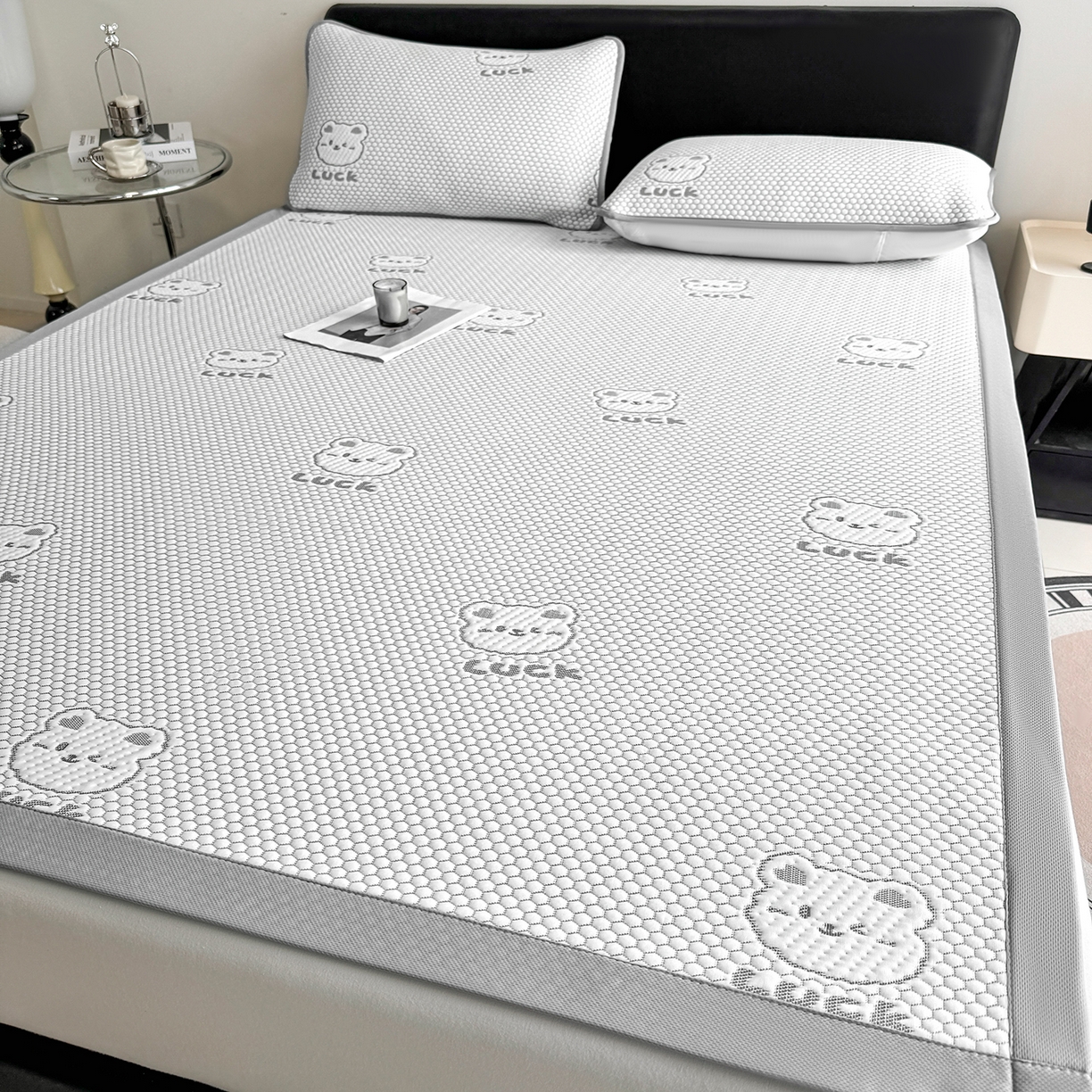 91家纺网 家纺一手货源 找家纺 家品罗兰 2026新款夏季A类冰豆豆凉席冰丝凉席家用双人冰丝席床单可机洗水洗单人学生宿舍夏天空调软席三件套大床 小冰熊-灰