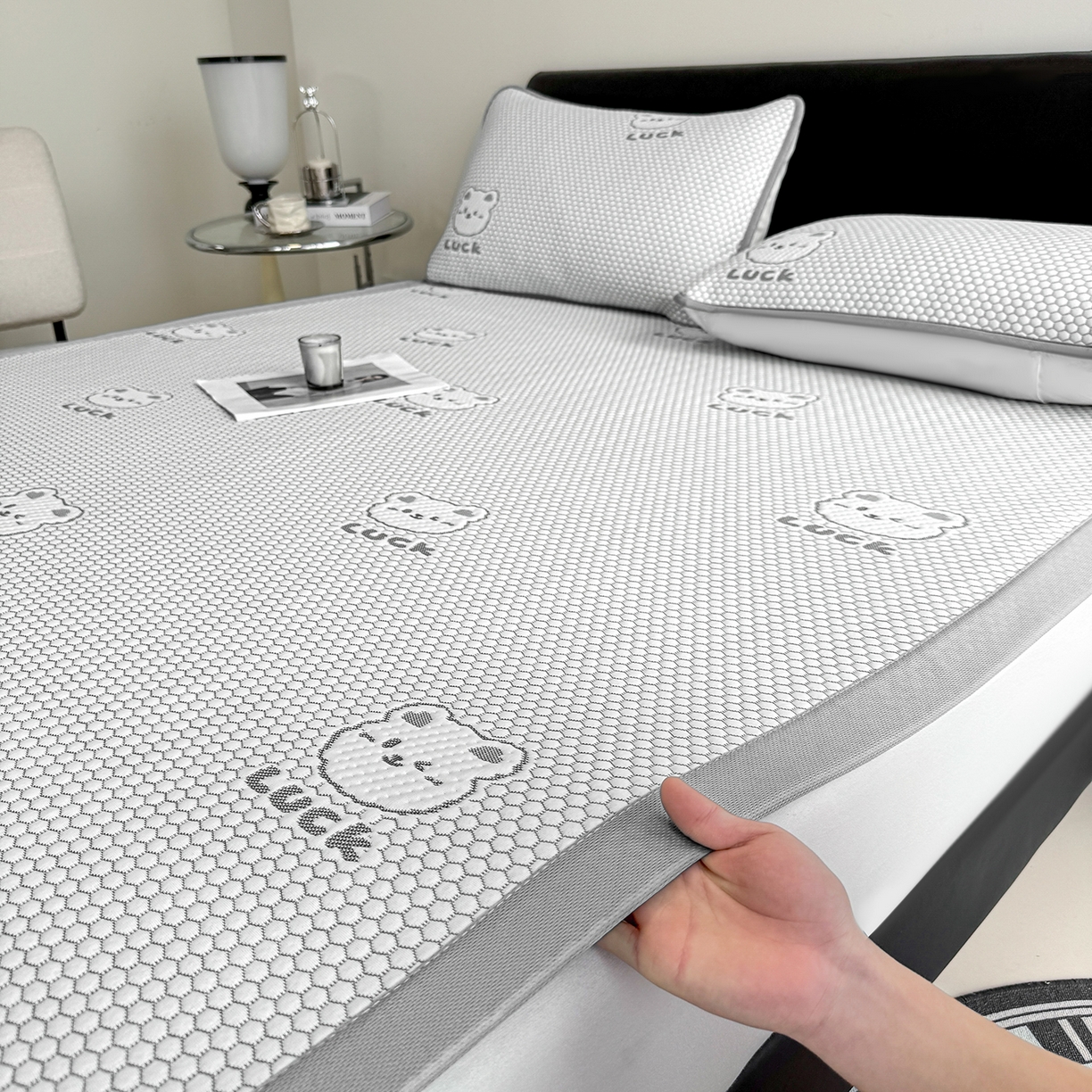 91家纺网 家纺一手货源 找家纺 家品罗兰 2026新款夏季A类冰豆豆凉席冰丝凉席家用双人冰丝席床单可机洗水洗单人学生宿舍夏天空调软席三件套大床 小冰熊-灰