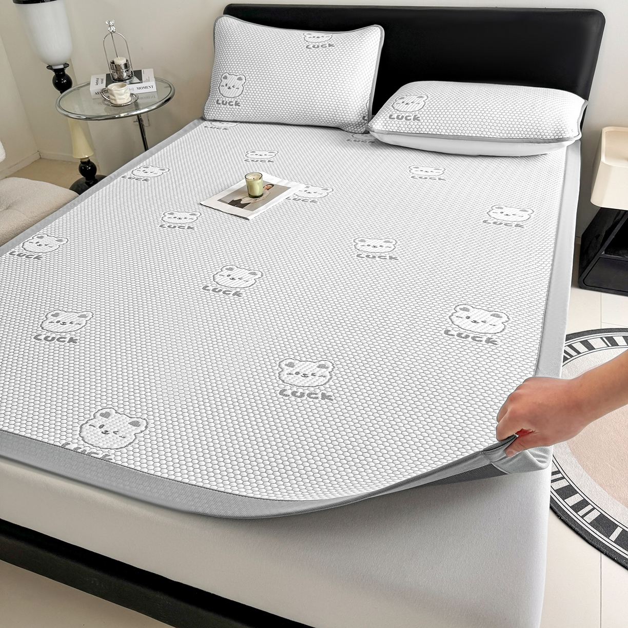 91家纺网 家纺一手货源 找家纺 家品罗兰 2026新款夏季A类冰豆豆凉席冰丝凉席家用双人冰丝席床单可机洗水洗单人学生宿舍夏天空调软席三件套大床 小冰熊-灰