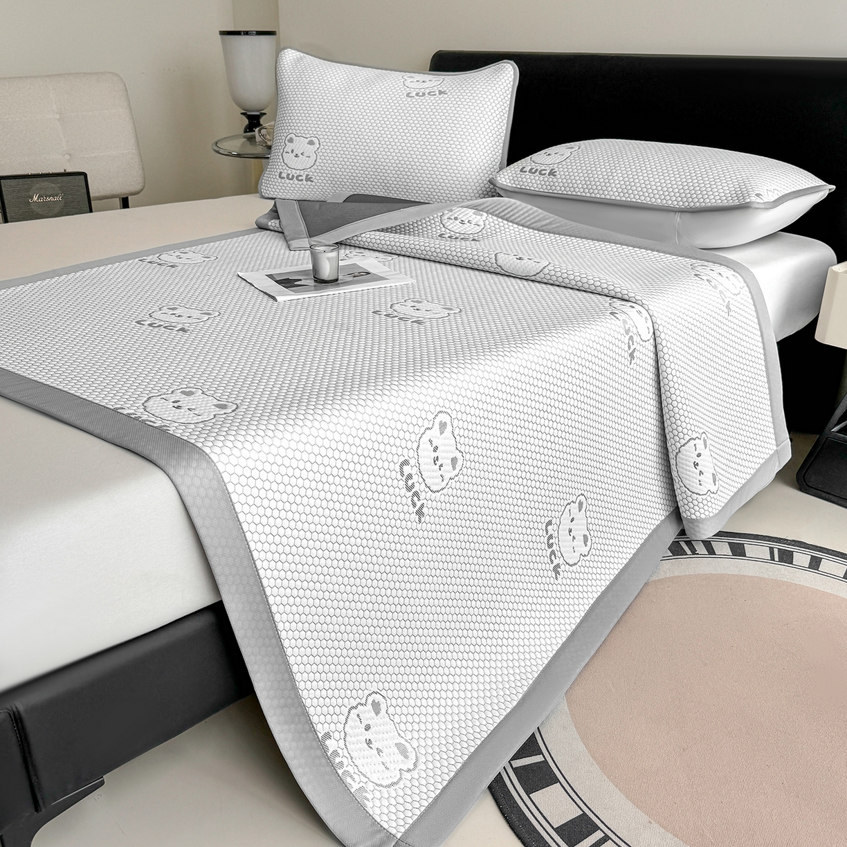 91家纺网 家纺一手货源 找家纺 家品罗兰 2026新款夏季A类冰豆豆凉席冰丝凉席家用双人冰丝席床单可机洗水洗单人学生宿舍夏天空调软席三件套大床 小冰熊-灰