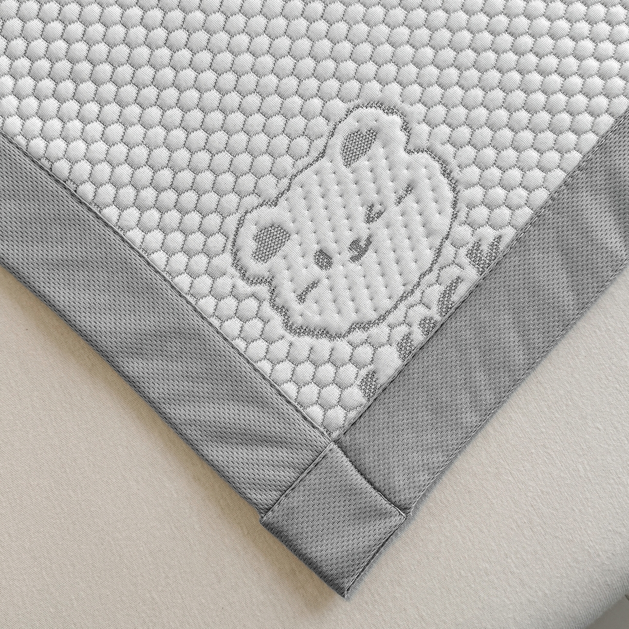 91家纺网 家纺一手货源 找家纺 家品罗兰 2026新款夏季A类冰豆豆凉席冰丝凉席家用双人冰丝席床单可机洗水洗单人学生宿舍夏天空调软席三件套大床 小冰熊-灰